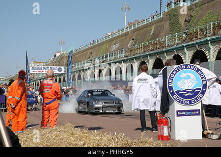 Brighton, East Sussex, UK. 1. September 2018. Start Burn out im Brighton nationalen Speed Trials in Brighton, East Sussex, UK. © Malcolm Greig/Alamy leben Nachrichten Stockfoto