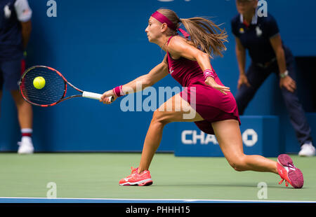 Flushings Wiese, NY, USA. September 1, 2018 - Aleksandra Krunic von Kroatien in Aktion während ihrer dritten Runde bei den US Open 2018 Grand Slam Tennis Turnier. New York, USA. September 01 201. Quelle: AFP 7/ZUMA Draht/Alamy leben Nachrichten Stockfoto