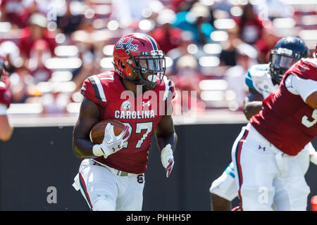 Columbia, SC, USA. 1. Sep 2018. Kampfhähne zurück laufen Ty's auf Williams (27) läuft mit dem Ball in der NCAA matchup zwischen den Coastal Carolina Chanticleers und die Südcarolina Kampfhähne an Williams - dem Brice Stadium in Columbia, SC. (Scott Kinser/Cal Sport Media) Credit: Csm/Alamy leben Nachrichten Stockfoto