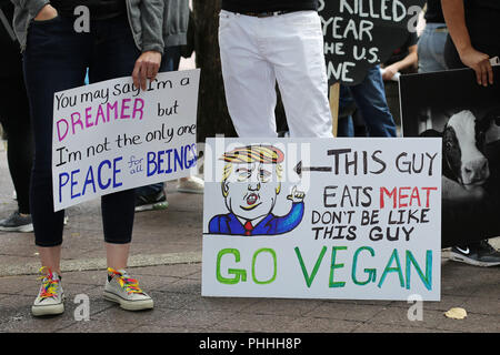 Portland, Oregon, USA. 1. September 2018. März Aktivisten für die Rechte der Tiere durch die Straßen von Portland, Oregon, USA. Credit: Gina Kelly/Alamy leben Nachrichten Stockfoto