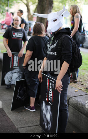 Portland, Oregon, USA. 1. September 2018. März Aktivisten für die Rechte der Tiere durch die Straßen von Portland, Oregon, USA. Credit: Gina Kelly/Alamy leben Nachrichten Stockfoto