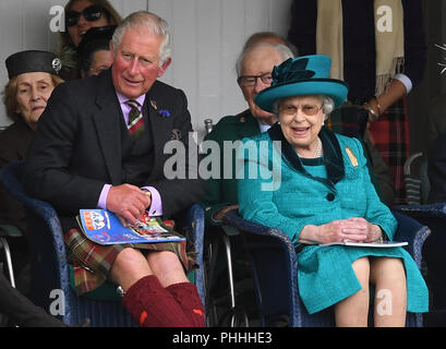 Braemar, Großbritannien. 1. September, 2018. Die Queen besucht die Braemar Gathering. Königin Elizabeth II. verbunden von Prinz Charles, Prinz von Wales, und Prinzessin Anne, besuchen das Braemar Royal Sammeln in den schottischen Highlands. Bild von Andrew Parsons/Parsons Media Credit: Andrew Parsons/Alamy leben Nachrichten Stockfoto