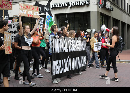 Portland, Oregon, USA. 1. September 2018. März Aktivisten für die Rechte der Tiere durch die Straßen von Portland, Oregon, USA. Credit: Gina Kelly/Alamy leben Nachrichten Stockfoto