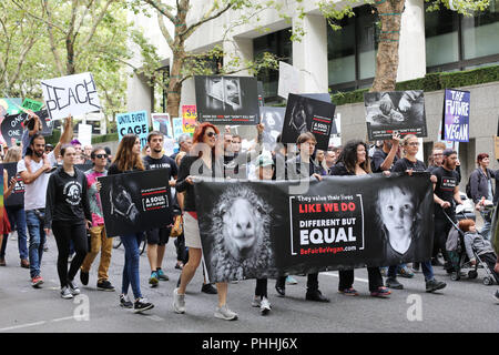 Portland, Oregon, USA. 1. September 2018. März Aktivisten für die Rechte der Tiere durch die Straßen von Portland, Oregon, USA. Credit: Gina Kelly/Alamy leben Nachrichten Stockfoto