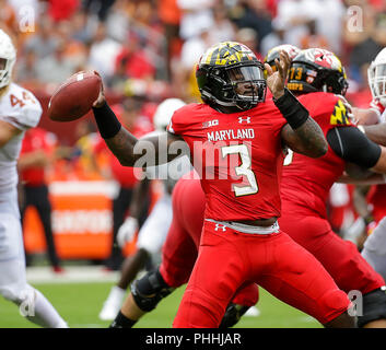 September 1, 2018: Die Universität von Maryland Dosenschildkröten QB #3 Tyrrell Pigrome wirft den Ball während eines NCAA Football Spiel zwischen der Universität von Maryland Dosenschildkröten und die Texas Longhorns am Fedex Feld in Washington, DC, Justin Cooper/CSM Stockfoto