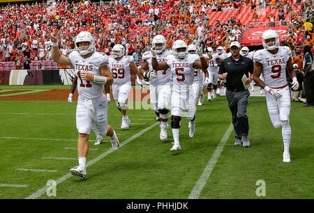 September 1, 2018: Texas Longhorns QB #11 Sam Ehlinger nimmt das Feld am Anfang einer NCAA Football Spiel zwischen der Universität von Maryland Dosenschildkröten und die Texas Longhorns am Fedex Feld in Washington, DC, Justin Cooper/CSM Stockfoto