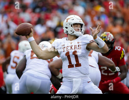 September 1, 2018: Texas Longhorns QB #11 Sam Ehlinger ist wieder der Ball während eines NCAA Football Spiel zwischen der Universität von Maryland Dosenschildkröten und die Texas Longhorns am Fedex Feld in Washington, DC, Justin Cooper/CSM weitergeben Stockfoto