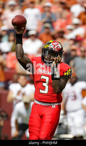 September 1, 2018: Die Universität von Maryland Dosenschildkröten QB #3 Tyrrell Pigrome passt den Ball während eines NCAA Football Spiel zwischen der Universität von Maryland Dosenschildkröten und die Texas Longhorns am Fedex Feld in Washington, DC, Justin Cooper/CSM Stockfoto