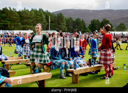 01/09/2018. Braemar, Vereinigtes Königreich. Die Queen besucht die Braemar Gathering. Schottischer Tanz an der Braemar Gathering Spiele beginnen vor Königin Elizabeth II. verbunden von Prinz Charles, Prinz von Wales, Camilla, Herzogin von Cornwall und Prinzessin Anne, das Braemar Royal Sammeln in den schottischen Highlands Bild Besuchen von Andrew Parsons/Parsons Media Credit: Andrew Parsons/Alamy leben Nachrichten Stockfoto