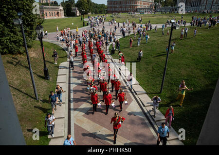 Moskau, Russland. 1. September 2018. Mitglieder des Brentwood Imperial Jugendkapelle Teilnahme an die 2018 Spasskaja Turm internationales Militär Musik Festival, führen Sie an der Tsaritsyno Park in Moskau Credit: Nikolay Winokurow/Alamy leben Nachrichten Stockfoto