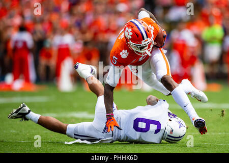 Clemson Tiger wide receiver T-Stück Higgins (5) während der NCAA College Football Spiel zwischen Furman und Clemson am Samstag, den 1. September 2018 Memorial Stadium in Clemson, SC. Jakob Kupferman/CSM Stockfoto