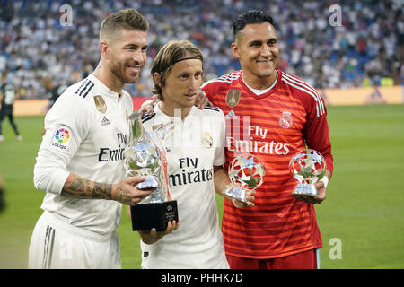 Madrid, Madrid, Spanien. 1. Sep 2018. Real Madrid Spieler, Sergio Ramos, Keylor Navas und Luka Modric, Stellen mit der UEFA-Trophäen vor dem La Liga Match zwischen Real Madrid und CD Leganes an Santiago Bernabeu in Madrid, Spanien. Credit: Manu Reino/SOPA Images/ZUMA Draht/Alamy leben Nachrichten Stockfoto