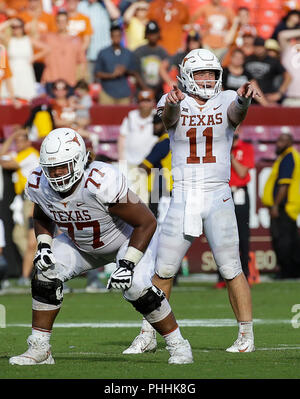 September 1, 2018: Texas Longhorns QB #11 Sam Ehlinger weist darauf hin Verteidiger während eines NCAA Football Spiel zwischen der Universität von Maryland Dosenschildkröten und die Texas Longhorns am Fedex Feld in Washington, DC, Justin Cooper/CSM Stockfoto