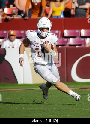 September 1, 2018: Texas Longhorns QB #11 Sam Ehlinger läuft mit dem Ball während eines NCAA Football Spiel zwischen der Universität von Maryland Dosenschildkröten und die Texas Longhorns am Fedex Feld in Washington, DC, Justin Cooper/CSM Stockfoto