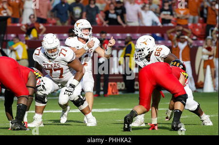 September 1, 2018: Texas Longhorns QB #11 Sam Ehlinger fordert ein Signal an seine breite Empfänger während einer NCAA Football Spiel zwischen der Universität von Maryland Dosenschildkröten und die Texas Longhorns am Fedex Feld in Washington, DC, Justin Cooper/CSM Stockfoto