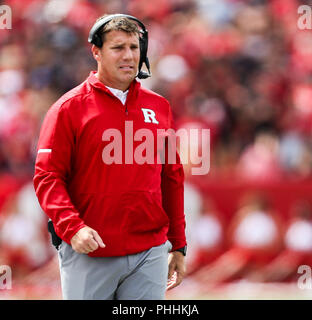 Piscataway, NJ, USA. 1. Sep 2018. Rutgers Head Coach Chris Ash während der NCAA Football Spiel zwischen den Texas Zustand Bobcats und die Rutgers Scarlet Knights bei HighPoint Lösungen Stadion in Piscataway, NJ. Mike Langish/Cal Sport Media. Credit: Csm/Alamy leben Nachrichten Stockfoto