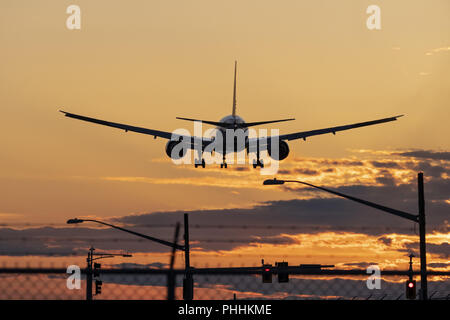 Richmond, British Columbia, Kanada. 30 Aug, 2018. Eine Boeing 777 wide-Body Jet Airliner landet bei Sonnenuntergang, internationalen Flughafen Vancouver, Kanada. Credit: bayne Stanley/ZUMA Draht/Alamy leben Nachrichten Stockfoto