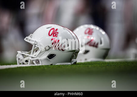 Houston, Texas, USA. 1. Sep 2018. Ole Fräulein Helme Rest auf dem Feld vor der NCAA Football Spiel zwischen der Texas Tech-roten Räuber und die Ole Miss Rebels in die 2018 AdvoCare Texas Start am NRG Stadion in Houston, Texas. Prentice C. James/CSM/Alamy leben Nachrichten Stockfoto