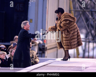 Usa-Präsidenten Bill Clinton, schüttelt Hände mit Entertainer Aretha Franklin auf dem Konzert am Lincoln Memorial, die Teil der Feier der "Amerikanischen Reunion' auf der National Mall am 17. Januar 1993 wurde. Credit: Howard L. Sachs/CNP | Verwendung weltweit Stockfoto