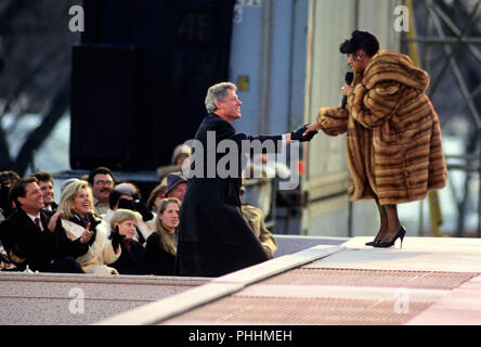 Usa-Präsidenten Bill Clinton, schüttelt Hände mit Entertainer Aretha Franklin auf dem Konzert am Lincoln Memorial, die Teil der Feier der "Amerikanischen Reunion' auf der National Mall am 17. Januar 1993 wurde. Auf der Suche auf und Applaudierten am linken sind uns Vice President-elect Al Gore und seine Frau Tipper. Credit: Howard L. Sachs/CNP | Verwendung weltweit Stockfoto