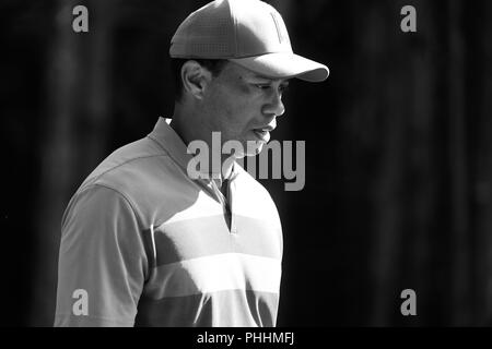 Schwarz und Weiß. 1. Sep 2018. Tiger Woods, der Vereinigten Staaten, die Leiter der 11 t-stück Kasten in der zweiten Runde der PGA Championship Golf Turnier Dell Technologien an TPC Boston in Norton, MA statt. Eric Canha/Cal Sport Media. (RED.: Dieses Bild hat auf Schwarz und Weiß umgewandelt worden. Credit: Csm/Alamy leben Nachrichten Stockfoto