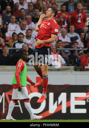 Stuttgart, Deutschland. 1. Sep 2018. Bayern München Robert Lewandowski feiert nach zählen während einer Deutschen Bundesligaspiel zwischen dem VfB Stuttgart und Bayern München, Stuttgart, Deutschland, an Sept. 1, 2018. Bayern München gewann 3-0. Credit: Philippe Ruiz/Xinhua/Alamy leben Nachrichten Stockfoto