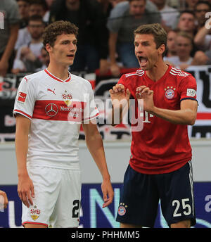 Stuttgart, Deutschland. 1. Sep 2018. Bayern München Thomas Mueller (R) beschwert sich bei den Schiedsrichter während eines Deutschen Bundesligaspiel zwischen dem VfB Stuttgart und Bayern München, Stuttgart, Deutschland, an Sept. 1, 2018. Bayern München gewann 3-0. Credit: Philippe Ruiz/Xinhua/Alamy leben Nachrichten Stockfoto