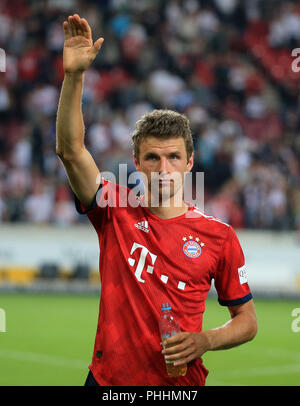 Stuttgart, Deutschland. 1. Sep 2018. Bayern München Thomas Mueller grüßt die Zuschauer nach einem Deutschen Bundesligaspiel zwischen dem VfB Stuttgart und Bayern München, Stuttgart, Deutschland, an Sept. 1, 2018. Bayern München gewann 3-0. Credit: Philippe Ruiz/Xinhua/Alamy leben Nachrichten Stockfoto