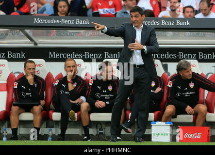 Stuttgart, Deutschland. 1. Sep 2018. Stuttgarts Head Coach Tayfun Korkut Gesten während eines Deutschen Bundesligaspiel zwischen dem VfB Stuttgart und Bayern München, Stuttgart, Deutschland, an Sept. 1, 2018. Bayern München gewann 3-0. Credit: Philippe Ruiz/Xinhua/Alamy leben Nachrichten Stockfoto