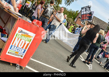 Worcester, Worcestershire, Großbritannien. 1. Sep 2018. Anti-faschistischen Demonstranten werden gesehen, Versammlung an der Hill Street Parkplatz. Mitglieder und Anhänger der EDL (English Defence League) März bis Worcester city, Einheimischen und antifaschistische Gruppen versammelt, um gegen sie zu protestieren. Quelle: Jim Holz/SOPA Images/ZUMA Draht/Alamy leben Nachrichten Stockfoto