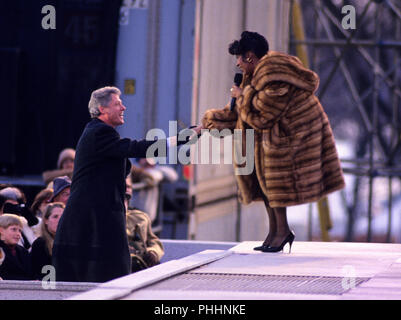 Washington, District of Columbia, USA. 17. Jan 1993. Usa-Präsidenten Bill Clinton, schüttelt Hände mit Entertainer Aretha Franklin auf dem Konzert am Lincoln Memorial, die Teil der Feier des ''amerikanischen Reunion '' auf der National Mall wurde am 17. Januar 1993 Credit: Howard L. Sachs/CNP/ZUMA Draht/Alamy leben Nachrichten Stockfoto