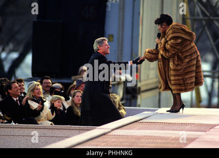 Washington, District of Columbia, USA. 17. Jan 1993. Usa-Präsidenten Bill Clinton, schüttelt Hände mit Entertainer Aretha Franklin auf dem Konzert am Lincoln Memorial, die Teil der Feier des ''amerikanischen Reunion '' auf der National Mall am 17. Januar 1993 wurde. Auf der Suche auf und Applaudierten am linken sind uns Vice President-elect Al Gore und seine Frau, Kipper Credit: Howard L. Sachs/CNP/ZUMA Draht/Alamy leben Nachrichten Stockfoto