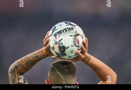 Stuttgart, Deutschland. 1. September, 2018. VFB Stuttgart - FC Bayern München, Fußball, Stuttgart, September 01, 2018 Symbol, Illustration, Funktion, offizielle DFL Bundesliga spiel ball, Derbystar, Leder ball, Fußball, Spieler, Hände, Tattoo VFB Stuttgart - FC BAYERN MÜNCHEN 0-3 - DFL-Bestimmungen verbieten die Verwendung von Fotografien als BILDSEQUENZEN und/oder quasi-VIDEO - 1. Bundesliga, Stuttgart, September 01, 2018, Saison 2018/2019, Spieltag 2, FCB, © Peter Schatz/Alamy Live News Credit: Peter Schatz/Alamy leben Nachrichten Stockfoto