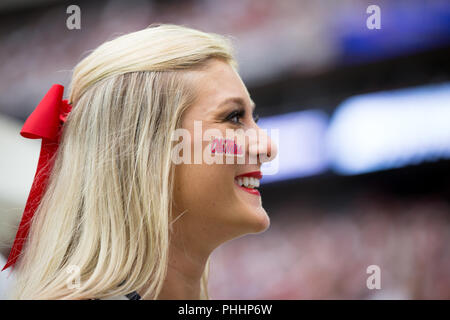 Houston, Texas, USA. 1. Sep 2018. Ein Ole Miss Rebels Cheerleader lächelt während der NCAA Football Spiel zwischen der Texas Tech-roten Räuber und die Ole Miss Rebels in die 2018 AdvoCare Texas Start am NRG Stadion in Houston, Texas. Prentice C. James/CSM/Alamy leben Nachrichten Stockfoto