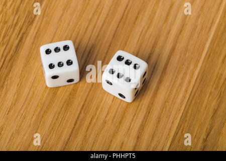 Backgammon Würfel auf Holz Hintergrund Stockfoto