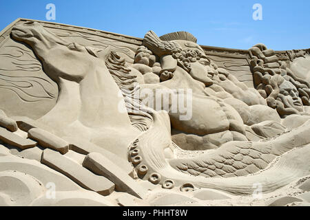 Haeundae sand Festival 2018, Busan, Korea. Held, der abgeschnitten Medusas Hals Andromeda, Toshihiko Hosaka zu speichern - lasge Skulptur Stockfoto