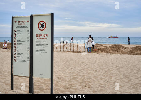 Haeundae Beach, Busan-Tafeln, die den Strand Gesetze für die Besucher an den Strand. Kein Schwimmbad. Stockfoto