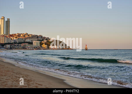 Haeundae Beach, Busan, Korea - Spätsommer abend Sonne auf Rundumleuchte in der Bucht Stockfoto