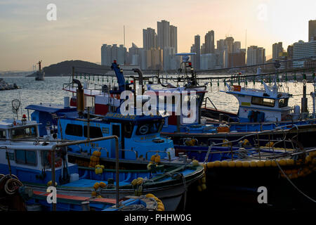 Günstig Fischerboote im kleinen Hafen in Haeundae Bay, Busan Korea. Stockfoto