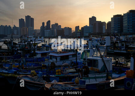 Günstig Fischerboote im kleinen Hafen in Haeundae Bay, Busan Korea. Abend, Sonnenuntergang. Stockfoto