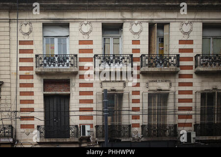 Typische alte Fassade in der Avenida Corrientes in Buenos Aires, Argentinien Stockfoto