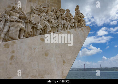 Lissabon, Portugal - April 4, 2018: Monumento aos Descobrimentos mit Brücke des 25. April im Hintergrund in Lissabon, Portugal. Stockfoto