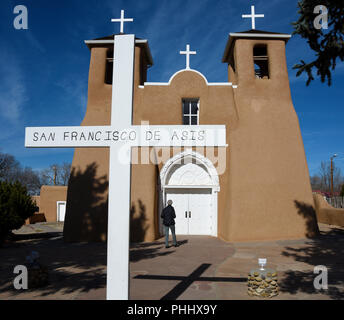 Eine touristische Besuche der historischen adobe San Francisco De Asis Mission Kirche in Rancho de Taos, New Mexico USA Stockfoto