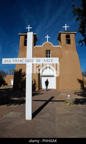 Eine touristische Besuche der historischen Mission San Francisco De Asis Kirche in Rancho de Taos, New Mexico USA Stockfoto