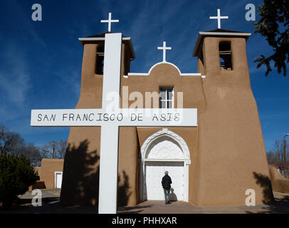 Eine touristische Besuche der historischen Mission San Francisco De Asis Kirche in Rancho de Taos, New Mexico USA Stockfoto