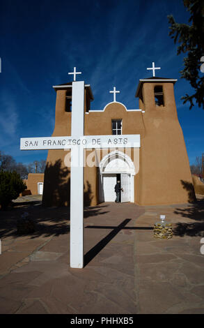 Ein Tourist in der historischen adobe San Francisco De Asis Mission Kirche in Rancho de Taos, New Mexico USA Stockfoto