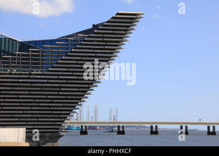 Kengo Kuma's neue V&A Dundee, am Fluss als Teil der Esplanade waterfront Regeneration der Stadt, in Schottland, Großbritannien Stockfoto