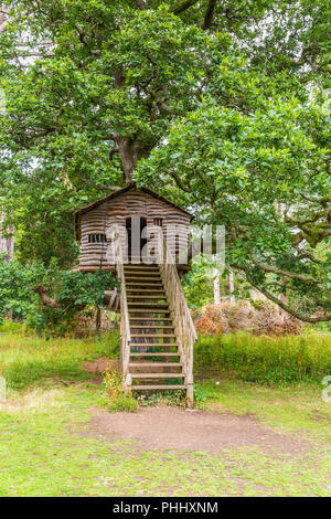 Gemütliches kleines Spielhaus in einem Baum Stockfoto