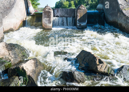 Fließende Fluss Wasser in der Nähe von Dam Stockfoto