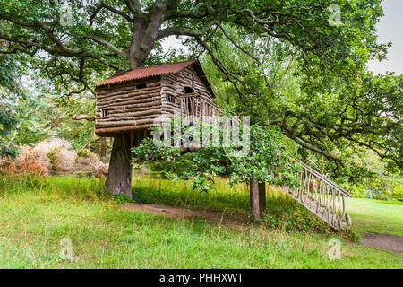 Gemütliches kleines Spielhaus in einem Baum Stockfoto